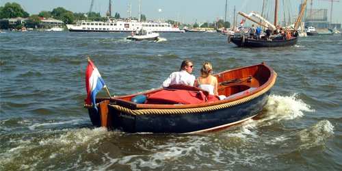 Ook de geschiedenis van Amsterdam en water komt voorbij. Geluidsvaartocht Oostelijk Havengebied Amsterdam www.exploreamsterdam.