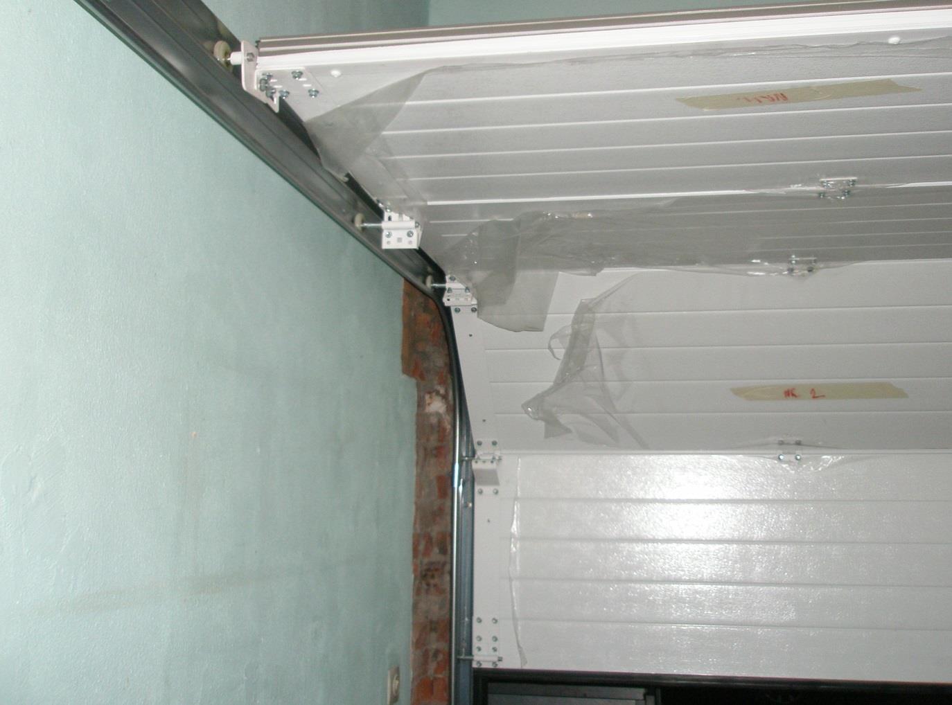 2.2. Horizontale rails De horizontale rails ondersteunen de sectionale garagepoort in open toestand. Een horizontale rail bestaat uit twee op elkaar bevestigde looprails (zie Figuur 15).