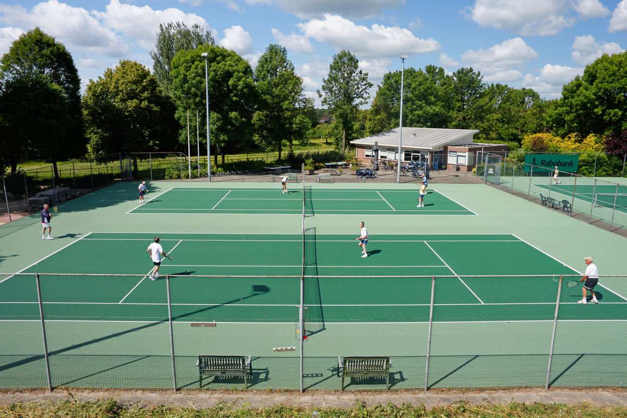 ALGEMEEN tenniscomplex aantal banen : : Hoefpad 3 te Arkel, tel. 0183-563055 3 Porous Kushion Kourt banen. Deze zijn het gehele jaar bespeelbaar zijn.