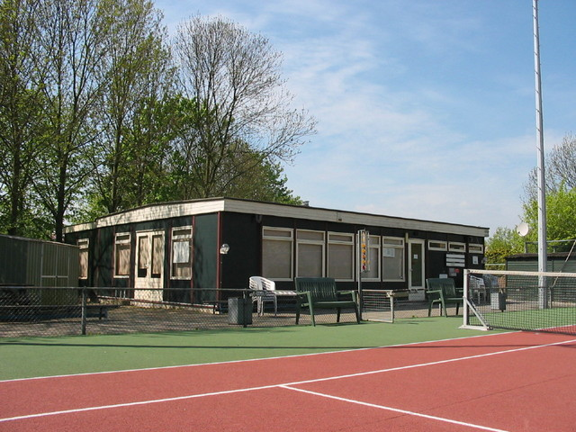 Historie Afbeelding 2: Onze eerste kantine In november 1977 is er in Arkel een rondschrijven gedaan onder het motto: Tennissport in Arkel.
