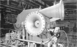 Figuur 12. Centrifugaal compressor met IGV. Bij een meerassige centrifugaalmachine is het mogelijk om een zeer groot regelbereik te behalen met een IGV in elke compressortrap. Figuur 13.