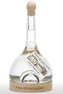 Grappa Grappa is een Italiaanse gedistilleerde alcoholische drank, die vervaardigd wordt uit distillatie van restanten van de druiven na de wijnbereiding.