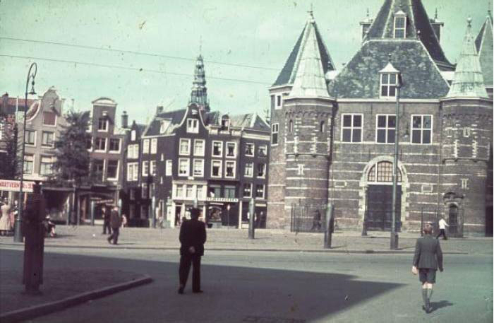 De Nieuwmarkt met op de achtergrond de Bloedstraat omstreeks 1940 Vervaardiger: Eilers & Bernard F. (fotografen) 2.