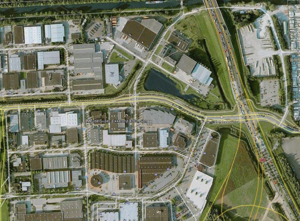 OMGEVINGSFACTOREN Het complex is goed en opvallend gelegen op bedrijventerrein Ekkersrijt nabij Ikea en Meubelboulevard Ekkersrijt.