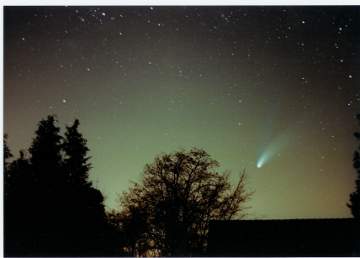 54 DE NEDERLANDSE WERKGROEP VERANDERLIJKE STERREN Een ander voorbeeld was de komeet Hale-Bopp, die in het voorjaar van 1997 aan het firmament verscheen.