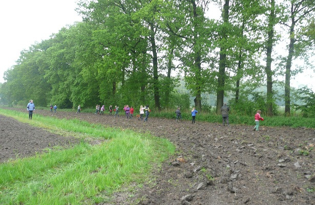 Ervaringen Bodem- en waterdiertjes 5 juni 2013 Akkerrandenexcursie 16 mei 2013 Bijdrage van Kees Sparrenboom van de Koningin Juliana School in Heteren Het was in één woord GEWELDIG.