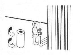 Aansluiten van de condensafvoer op de binnenunit. Zorg ervoor dat het condenswater via natuurlijk verloop op afschot kan worden afgevoerd.