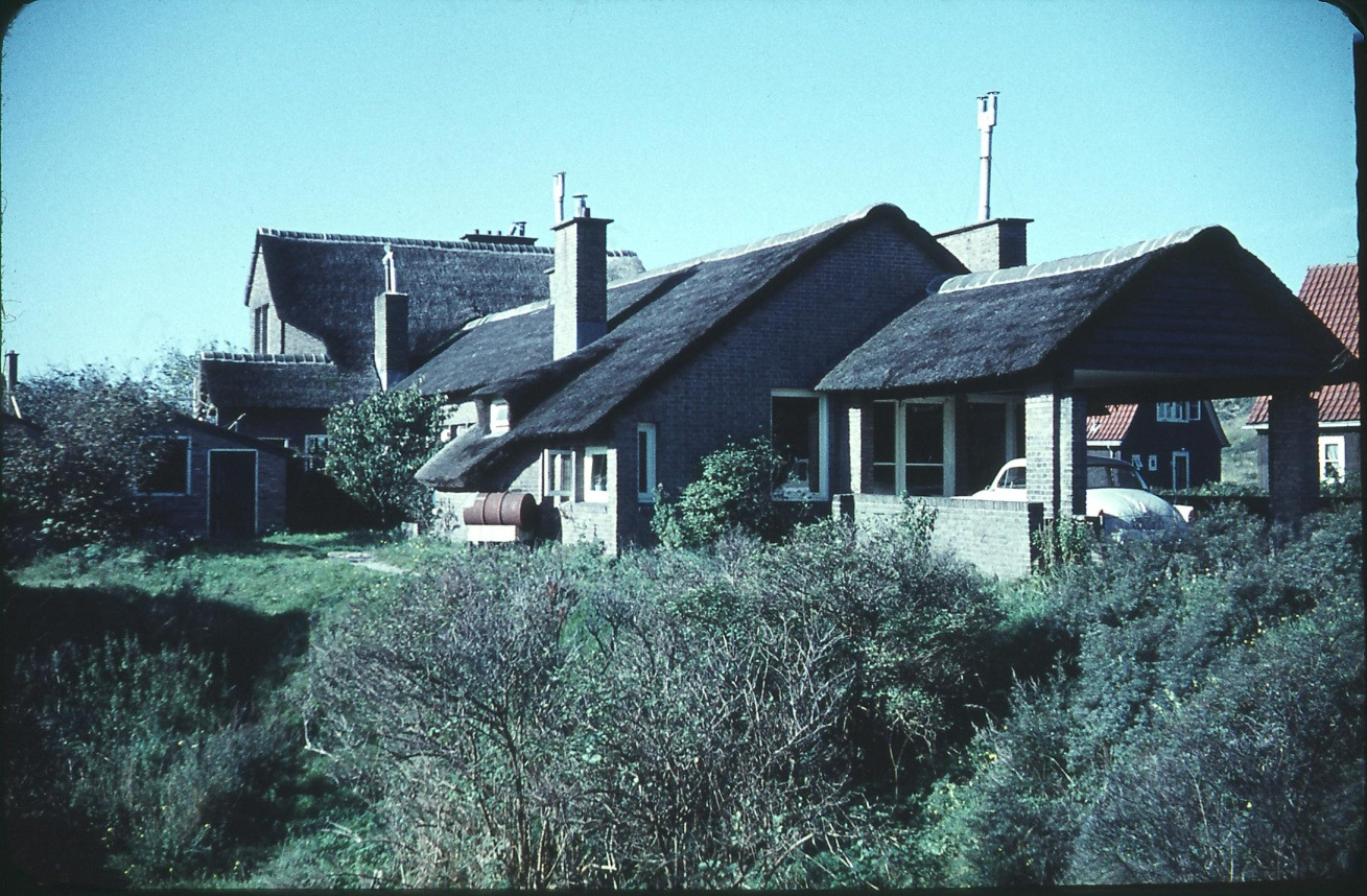 De voorwaarde was, dat zij zelf het huis moesten opknappen en nog een gezin in huis zouden nemen. De woningnood was natuurlijk schrijnend.