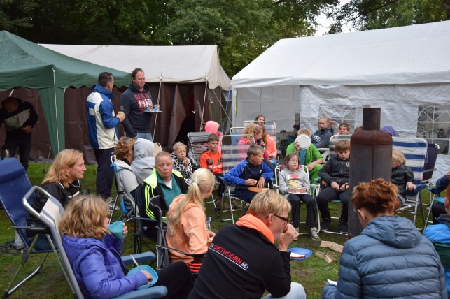 iedereen had zich er al op verheugd. Het jaarlijkse zwemweekend in Epe! Wij verzamelden zaterdagochtend, veel te vroeg bij het zwembad De Waterwyck.