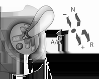 118 Rijden en bediening Keuzehendel De keuzehendel altijd zover mogelijk in de gewenste richting bewegen.