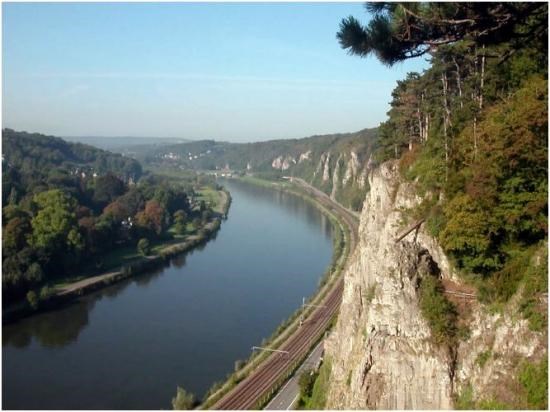 Huy - Namur : 30 Km - 2 Sluizen Namen: : Hoofdstad van Wallonië en toegangspoort tot de Ardennen. Namen is ontstaan aan de samenvloeiing van de Sambre en de Maas.