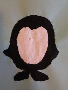 Pinguïn scheuren van papier Benodigde materialen om te knutselen: Papier: blauw, wit, zwart en oranje Lijm Potlood Lekker knutselen: 1. Teken een pinguïn. 2.