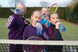 Over het algemeen geven bezoekers de sportkantine een voldoende (7 of hoger) voor het aanbod eten en drinken (n=53) 13 26 40 15 6 Gem. Cijfer 7.