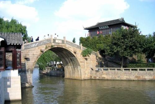 De oudste brug over deze gracht, de Eeuwige Brug, heet in het Engels de Bridge Forever, maar in het Chinees De Brug voor 100.000 Jaren.