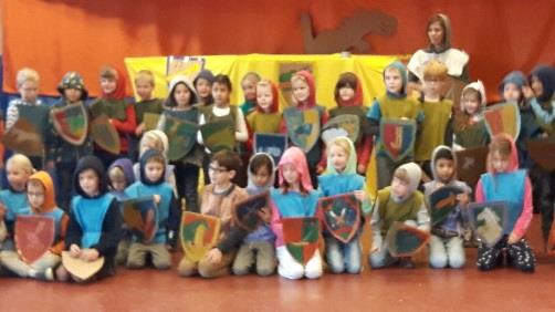 Bij beeldend hebben de kinderen een eigen schild gemaakt en een maliënkolder gekregen. Bij muziek hebben ze een ritme en een ridderlied geleerd.
