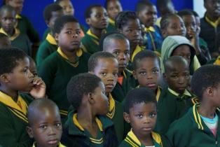 Naar school Het onderwijs is in Zuid-Afrika een beetje anders als in Nederland. Zo moeten alle kinderen een schooluniform dragen, met daarop het wapen van de school.
