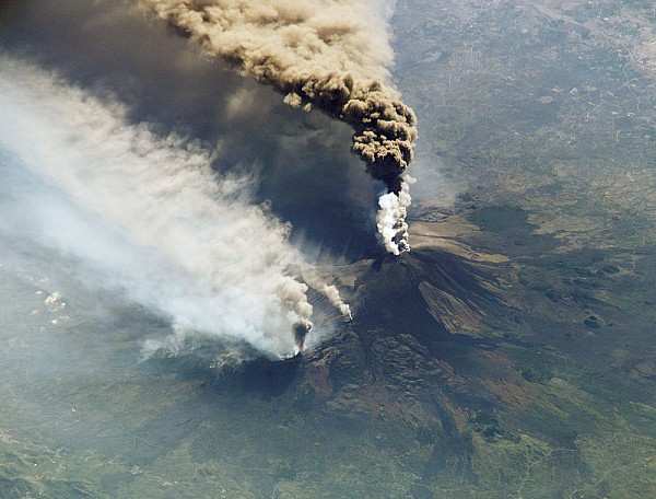 Overheersende windrichting Vulkanisch gas en zure regen Poas Costa Rica USGS Vulkanische