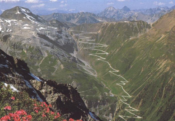 PASSO DELLO STELVIO De Passo dello Stelvio (Stilfserjoch) is een bekende, zware, beruchte, hoge bergpas in de Dolomieten: 2758 meter hoog, 48 haarspeldbochten aan de oostkant (Prato) en 39 keer een