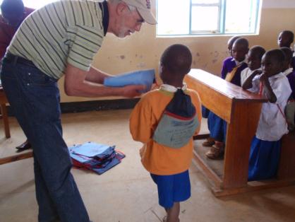 Basisschool in Malombwe De Christiaan Stiemer School is geopend: in twee gebouwen, met elk twee klaslokalen, wordt les gegeven aan vijf klassen.
