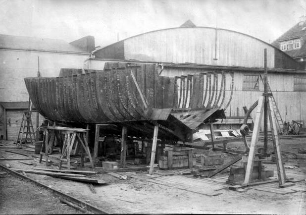 Stichting Instandhouding Motorreddingboot Dorus Rijkers (1923) Motorreddingboot Dorus Rijkers op weg naar een nieuw bestaan Een ooggetuige verslag van een reddingsoperatie door Sip Wiebenga,