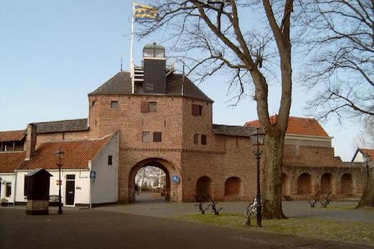 En spraakmakende gebouwen als La Defense en wijkjes als De Fantasie en De Realiteit. Nijkerk (13) De naam Nijkerk betekent Nieuwe kerk.