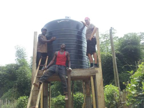 De watertank In december heeft Marcel (IBO vrijwilliger) met behulp van Elias, de plaatselijke aannemer en mannen uit Ikiliwindi, de watertank geplaatst.