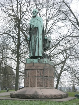 kunstenaar: Toon Dupuis titel: Petrus Canisius jaartal: 1927 locatie: Hunnerpark Petrus Canisius werd op 8 mei 1521 geboren, als zoon van de Nijmeegse burgemeester Jacob Canis.