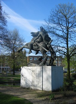 kunstenaar: Albert Termote titel: Karel de Grote jaartal: 1962 locatie: Keizer Karelplein Het ruiterstandbeeld van Karel de Grote staat - enigszins aan het zicht onttrokken door de begroeiing -