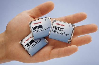 Figuur 49: Microdrives De kaartjes passen in een Compact Flash+ slot. In deze oefening halen we een cdrom-station volledig uit elkaar tot we bij de lens kunnen.