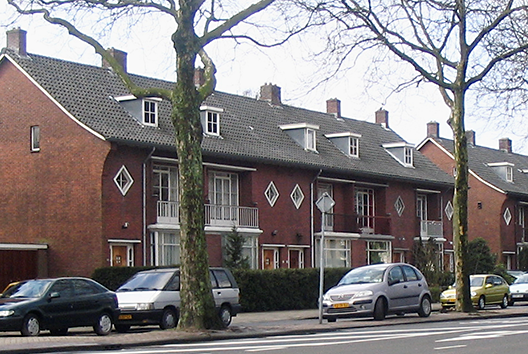 Leefbaarheid en zorg in stedelijke en landelijke gebieden foto s 7, 8, 9 en 10 Soorten woningen foto 7 foto 8 foto 9 foto 10 Jolanda en Petra maken een posterpresentatie over het wonen in een grote