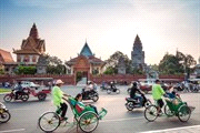 Overnachting in Chau Doc 8 Programma Per boot verlaat je Vietnam. Over de Mekong rivier vaar je in 4,5-5 uur naar Phnom Penh, de hoofdstad van Cambodja.