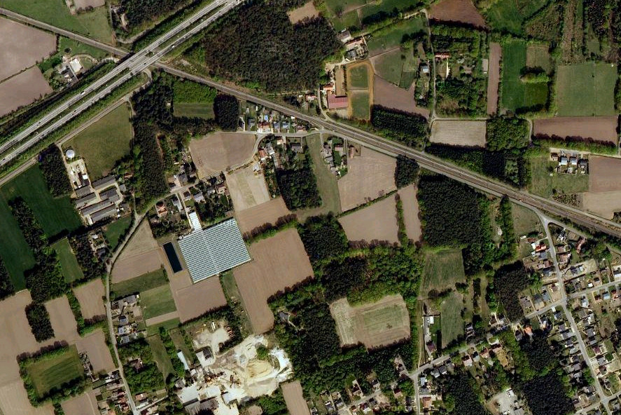 Figuur 2-2 Situering van het plangebied op orthofoto Het plangebied zelf wordt in het noorden begrensd door de Kapelstraat en spoorlijn Hasselt-Diest, in het westen door een holle weg (chemin nr 40)