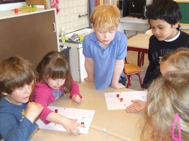 Tijdens de zo belangrijke kleuterperiode heeft de kleuter de gelegenheid zich zoveel mogelijk, spelenderwijs, op eigen wijze te ontwikkelen, vooral op sociaal en emotioneel gebied.