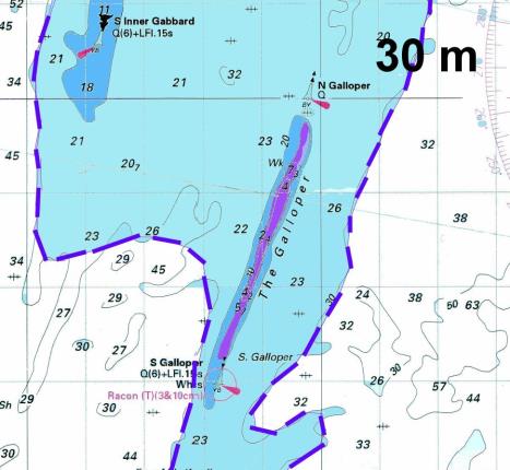 Op een bank Convergentie naar de bank, dus daar hogere, kortere golven: Golven breken daar eerder dan naast de bank Bij harde NNE wind (over de lengte