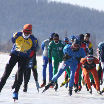 Great Wall Skating Challenge 2013 Where the Great Wall meets the Yellow River Unieke schaatsmarathon op de Gele Rivier langs de Chinese Muur tussen Mongolië en China.