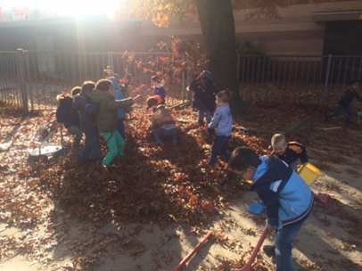 Groep 2 Het thema herfst is voorbij. Maar het seizoen herfst nog lang niet! Wat een heerlijk herfstweer is het deze week. De kinderen genieten enorm van de grote hopen met bladeren.