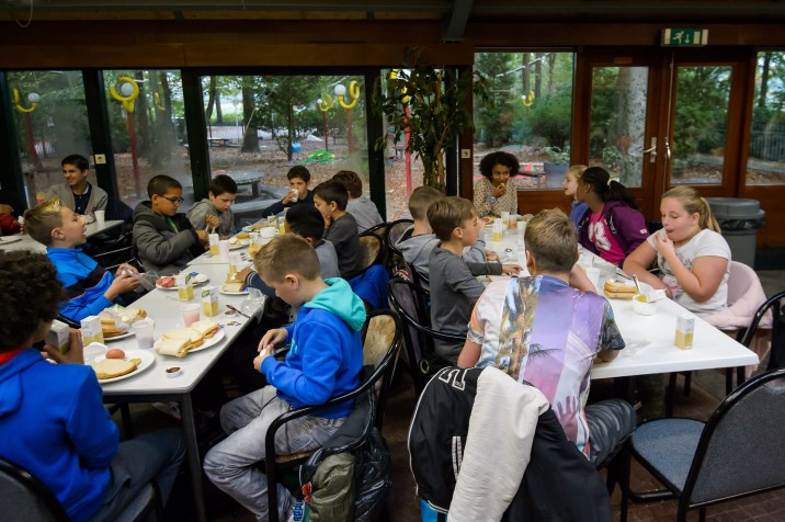 Disco Groep 8 op kamp 2015 Om half 11 gingen we naar de disco. Maar niet iedereen ging mee. Het was heel gezellig. Het thema was snelweg A28. Een van de attributen was een bus daar kon je in zitten.