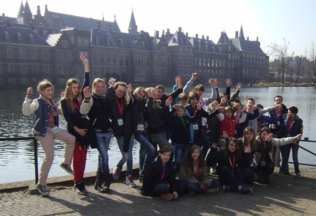 Groep 8a bezoekt het Binnenhof in Den Haag Op woensdag 21 maart is groep 8a naar Het Binnenhof in Den Haag geweest.