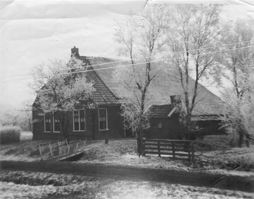 Boerderij van de familie Veldman. Foto genomen op 10-2-1959. Het echtpaar woonde en werkte in Ten Post; Jan deed ook werk bij boeren in de omgeving.
