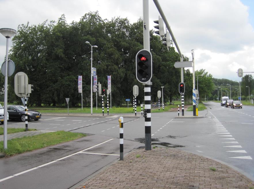 Controlepost 14 Verkeerslichten Bentz-Berg Omschrijving De fietsers steken bij de verkeerslichten de Pr. Bernhardstraat over en gaan dan meteen rechtsaf.