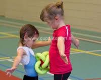 6. Samen opdrachten uitvoeren De kinderen rennen in tweetallen door de zaal, ze houden samen de 0-bal of loopes vast als verbindstuk.