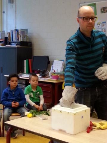 Herinnering: Bag2School Afgelopen weel hebben de kinderen de plastic zak van Bag2School meegekregen. Deze kunnen jullie vullen met al het overbodige textiel en schoenen.