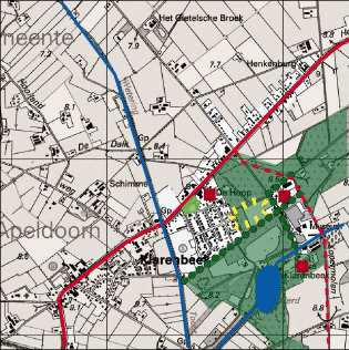 De Groote Wetering vormt de gemeentegrens en snijdt het dorp op in een Apeldoorns en Voorster deel. Een kilometer ten oosten van het dorp ligt het station Klarenbeek aan de lijn Apeldoorn>Zutphen.