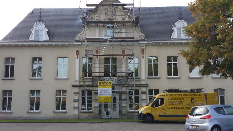 Achteraan heeft men puik werk verricht aan het middendeel. Daar was al het houtwerk verrot door steeds in weer en wind te staan.