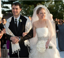 Links: Chelsea Clinton met haar Joodse bruidegom, Marc Mezvinsky, in een interfaith bruifloft, 2010.