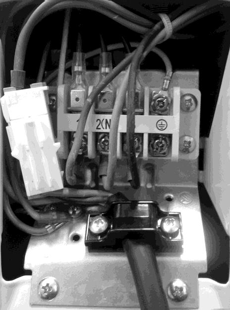Aansluiting elektriciteit 10 AC12i en AC18i: Verwijder het dekseltje van de elektrische aansluit box (rechterzijkant buiten-unit, bovenaan) door de schroef los te draaien en te verwijderen en