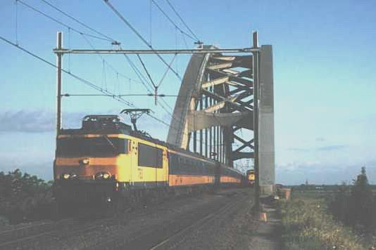 Getrokken trein CT3041 Geometrisch en constructief ontwerp van wegen en spoorwegen Een locomotief die één of meerdere rijtuigen trekt.