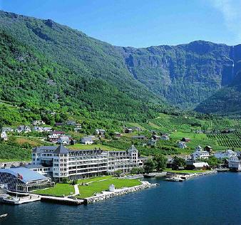 Het is gesitueerd in de prachtige omgeving van Lofthus en de grootste fruitboomgaard van Noorwegen, Hardanger.