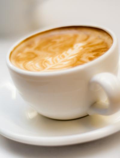 Cappuccino Ingrediënten (1 portie) 200 ml (zelfgemaakte) drinkvoeding op melkbasis, koffie- of mokkasmaak oploskoffie, naar smaak Verwarm de drinkvoeding (niet laten koken).