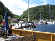 Programma Van Bergen vaart u in 2,5 uur met de snelle catamaran langs de grillige scherenkust naar de brede Sognefjord.